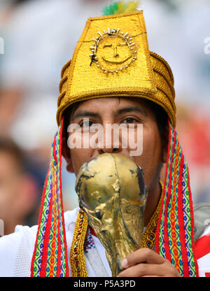 Sochi, Russia. Il 26 giugno, 2018. Una ventola del Perù è visto prima del 2018 Coppa del Mondo FIFA Group C match tra Australia e Perù a Sochi, Russia, 26 giugno 2018. Credito: Liu Dawei/Xinhua/Alamy Live News Foto Stock