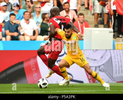 Sochi, Russia. Il 26 giugno, 2018. Aziz Behich (fondo) dell Australia vies con Luis Advincula del Perù durante il 2018 Coppa del Mondo FIFA Group C match tra Australia e Perù a Sochi, Russia, 26 giugno 2018. Credito: Chen Cheng/Xinhua/Alamy Live News Foto Stock