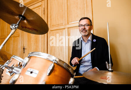 Germania, Lubecca. Il 26 giugno, 2018. Christian Kuhnt, direttore del Schleswig-Holstein Music Festival (SHMF), suona la batteria nel suo ufficio. Il SHMF avviene dal 30 giugno 2018 fino al 26 agosto 2018 in vari luoghi a Schleswig-Holstein e Amburgo. Credito: Markus Scholz/dpa/Alamy Live News Foto Stock