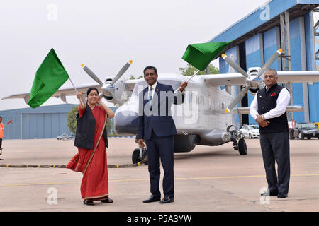 New Delhi, India. Il 26 giugno, 2018. Indiano degli affari esterni Ministro Sushma Swaraj (L) e visitare le Seychelles Presidente Danny Faure (C) posa per le foto con un aereo Dornier presentato dall India per le Seychelles a Nuova Delhi, in India, il 26 giugno 2018. Credito: Partha Sarkar/Xinhua/Alamy Live News Foto Stock
