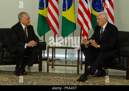 Brasilia DF - 26.06.2018: TEMER ENCONTRA VICE PRESIDENTE FARE UCE - Presidente Michel Temer e Vice Presidente USA Michael Pence si sono incontrati presso il Palazzo di Planalto martedì (26) per affrontare la situazione del brasiliano bambini separati dai loro genitori negli Stati Uniti, le questioni commerciali e industria spaziale di cooperazione e di crisi in Venezuela a Brasilia DF. (Foto: Demétrius Abrahão de Farias Ferreira/Fotoarena) Foto Stock