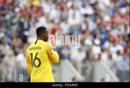 Mosca, Russia. Il 26 giugno, 2018. La Francia è il portiere Steve Mandanda reagisce durante il 2018 Coppa del Mondo FIFA Group C match tra la Danimarca e la Francia a Mosca, in Russia, 26 giugno 2018. Credito: Cao può/Xinhua/Alamy Live News Foto Stock