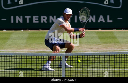 Devonshire Park, Eastbourne, Regno Unito. Il 26 giugno, 2018. Natura Valle del Tennis Internazionale; Mischa Zverev (GER) svolge un diretti nella sua partita contro Nicolas Jarry (CHI) Credito: Azione Sport Plus/Alamy Live News Foto Stock