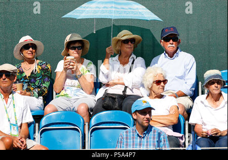 Devonshire Park, Eastbourne, Regno Unito. Il 26 giugno, 2018. Natura Valle del Tennis Internazionale; Tennis tifosi godere di un altro giorno di sole Credito: Azione Sport Plus/Alamy Live News Foto Stock