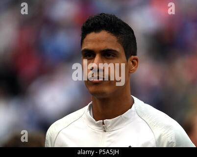 Mosca, Russia. Il 26 giugno, 2018. Calcio World Cup 2018, turno preliminare, gruppo C, terza giornata di gioco, Danimarca contro la Francia al Luschniki Stadium: Raphael Varane dalla Francia. Credito: Federico Gambarini/dpa/Alamy Live News Foto Stock