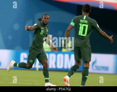 Mosca, Russia. Il 26 giugno, 2018. Calcio World Cup 2018, turno preliminare, gruppo D, 3° giorno di gioco, Nigeria vs Argentina a San Pietroburgo stadio: Nigeria Victor Moses (L) celebra il suo 1-1 obiettivo con la Nigeria John Obi Mikel. Credito: Cezaro De Luca/dpa/Alamy Live News Foto Stock