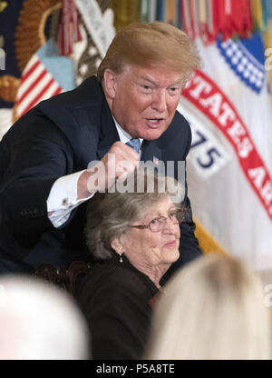 Washington DC, Stati Uniti d'America. Il 26 giugno, 2018. - Il Presidente degli Stati Uniti, Trump e Pauline Conner, vedova di allora-Primo Tenente Garlin M. Conner, U.S. Esercito come egli ospita una cerimonia al premio postumo la medaglia al defunto marito per cospicua galanteria durante la II Guerra Mondiale nella Sala Est della Casa Bianca di Washington, DC martedì, 26 giugno 2018. Credito: ZUMA Press, Inc./Alamy Live News Foto Stock