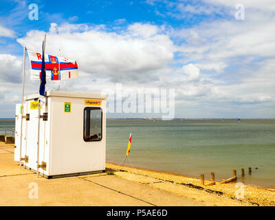 Bagnino in cabina la costa di Sheerness - Isle of Sheppey, Kent, Inghilterra Foto Stock