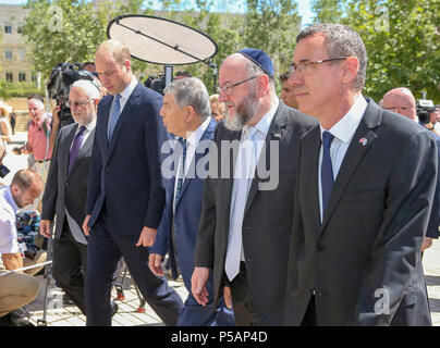 Il Duca di Cambridge (seconda a sinistra) e Lord Jonathan Sacks, Rabbino Capo del Regno Unito (seconda a destra), arrivano a Yad Vashem - il memoriale dell'Olocausto e Museo di Gerusalemme, Israele il memoriale ufficiale per il Ebrei vittime della Shoah, come parte del suo tour del Medio Oriente. Foto Stock