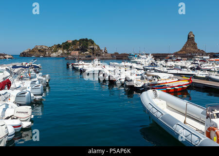 ACI TREZZA, Italia - 13 giugno 2017: Marina dei Ciclopi imbarcazioni del porto. Lachea e le isole dei ciclopi dietro (Italia, sicilia,10 km a nord di Catania Foto Stock