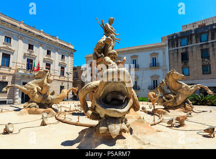 Siracusa, Italia - 12 giugno 2016: Fontana Diana (installato da Giulio Moschetti nel 1907) sulla Piazza Archimede. Belle foto di viaggio della Sicilia. Foto Stock