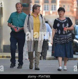 Sophie Lionnet la madre di Catherine Devallonne (a destra), e padre Patrick Lionnet (sinistra), arrivano presso la Old Bailey, Londra, dove Sabrina Kouider e Ouissem Medouni sono dovute a essere condannato per omicidio di loro bambinaia francese. Foto Stock