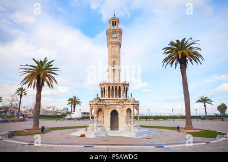 La piazza Konak. Street view con la vecchia torre dell'orologio. È stato costruito nel 1901 e accettato come il simbolo ufficiale della città di Izmir, Turchia Foto Stock