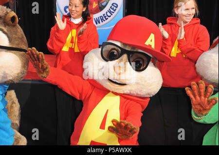 Alvin e il Chipwrecked - stampe a mano al Chinese Theatre di Los Angeles.Alvin e il Chipwrecked  09 evento nella vita di Hollywood - California, tappeto rosso Evento, STATI UNITI D'AMERICA, industria cinematografica, celebrità, fotografia, Bestof, arte cultura e intrattenimento, Topix celebrità moda, migliori della vita di Hollywood, evento nella vita di Hollywood - California, movie celebrità, personaggi televisivi, musica celebrità, Topix, Bestof, arte cultura e intrattenimento, fotografia, inchiesta tsuni@Gamma-USA.com , Tsuni Credito / STATI UNITI D'AMERICA, onorato con la mano e il footprint in TCL Chinese Theatre cortile a Los Angeles. da 2 Foto Stock