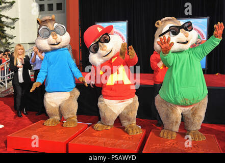 Alvin e il Chipwrecked - stampe a mano al Chinese Theatre di Los Angeles. Alvin, Simon e Theodore, Jason Lee, Ross Bagdasarian, Janice BagdasarianAlvin e il Chipwrecked  12 evento nella vita di Hollywood - California, tappeto rosso Evento, STATI UNITI D'AMERICA, industria cinematografica, celebrità, fotografia, Bestof, arte cultura e intrattenimento, Topix celebrità moda, migliori della vita di Hollywood, evento nella vita di Hollywood - California, movie celebrità, personaggi televisivi, musica celebrità, Topix, Bestof, arte cultura e intrattenimento, fotografia, inchiesta tsuni@Gamma-USA.com , Tsuni Credito / STATI UNITI D'AMERICA, onorato con una mano Foto Stock