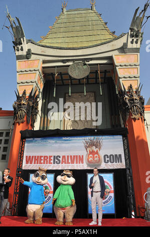 Jason Lee con Alvin e il Chipwrecked - stampe a mano al Chinese Theatre di Los Angeles.Alvin e il Chipwrecked  23 evento nella vita di Hollywood - California, tappeto rosso Evento, STATI UNITI D'AMERICA, industria cinematografica, celebrità, fotografia, Bestof, arte cultura e intrattenimento, Topix celebrità moda, migliori della vita di Hollywood, evento nella vita di Hollywood - California, movie celebrità, personaggi televisivi, musica celebrità, Topix, Bestof, arte cultura e intrattenimento, fotografia, inchiesta tsuni@Gamma-USA.com , Tsuni Credito / STATI UNITI D'AMERICA, onorato con la mano e il footprint in TCL Chinese Theatre cortile a Los Foto Stock