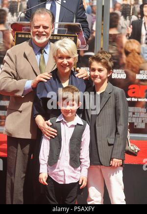 Helen Mirren onorato con mani e piedi cerimonia Stampa al Chinese Theatre di Los Angeles.Helen Mirren - Hand & stampa di trasudamento , famiglia  35 evento nella vita di Hollywood - California, tappeto rosso Evento, STATI UNITI D'AMERICA, industria cinematografica, celebrità, fotografia, Bestof, arte cultura e intrattenimento, Topix celebrità moda, migliori della vita di Hollywood, evento nella vita di Hollywood - California, movie celebrità, personaggi televisivi, musica celebrità, Topix, Bestof, arte cultura e intrattenimento, fotografia, inchiesta tsuni@Gamma-USA.com , Tsuni Credito / STATI UNITI D'AMERICA, onorato con la mano e il footprint in TCL Chinese Theatre c Foto Stock