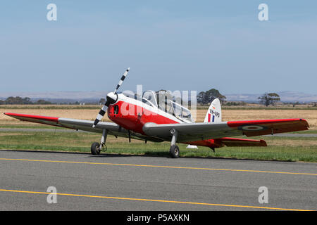 L'annata 1952 de Havilland Canada DHC-1 Scoiattolo striado formazione militare aeromobile VH-PEG. Foto Stock