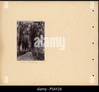 N/A. Inglese: BPLDC N°: 08 04 000080 Titolo pagina: Avenue alla Chiesa raccolta: William Vaughn Tupper Scrapbook Album di raccolta: Volume 13: Chester. Stratford su Avon. Warwick. York. : Kenilworth. Blenheim. Fountains Abbey. Chiamata n.: 4098B.104 v13 (p. 25) creatore: Tupper, William Vaughn fotografo: Bedford, Francesco, 1816-1894 Genere: fotodiari; albume stampe misura: 1 stampa fotografica montata su pagina : albume ; pagina 33 x 39 cm. Descrizione: Scrapbook pagina contiene una fotografia di un percorso attraverso un cimitero, che conduce alla porta della chiesa della Trinità. Note: Descrizione pagina supplie Foto Stock
