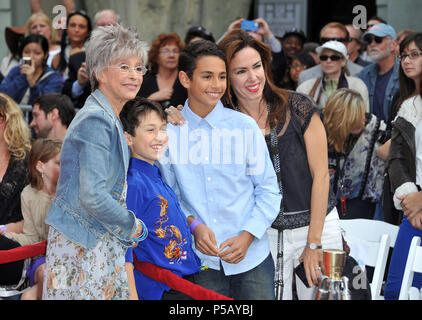 Rita Moreno, George Chakiris & Russ Tamblyn onorato con mano Footprint & cerimonia presso lo stesso teatro il premiato film originariamente ha debuttato nel 1961, il Chinese Theatre di Los Angeles.Rita Moreno, famiglia  19 evento nella vita di Hollywood - California, tappeto rosso Evento, STATI UNITI D'AMERICA, industria cinematografica, celebrità, fotografia, Bestof, arte cultura e intrattenimento, Topix celebrità moda, migliori della vita di Hollywood, evento nella vita di Hollywood - California, movie celebrità, personaggi televisivi, musica celebrità, Topix, Bestof, arte cultura e intrattenimento, fotografia, inchiesta tsuni@Gamma-USA.com , Credi Foto Stock