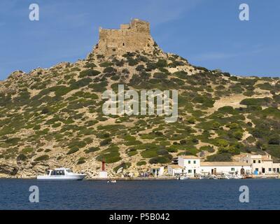 Castillo de Cabrera 'es castell' (s.XIV-XVI), puerto de Cabrera.Parque nacional maritimo terrestre de Cabrera.Baleares.España. Foto Stock