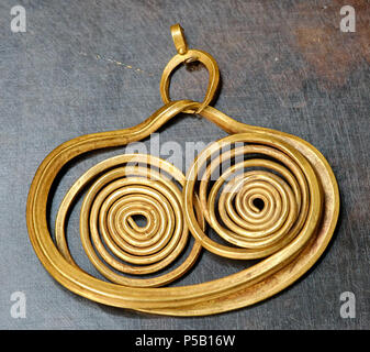 N/A. Inglese: orecchino d oro da Micene, Late Helladic I (XVI secolo BC). Français : Boucle d'oreille en o provenant de Mycènes, Helladique Récent I (XVIe siècle av. J.-C.). . Xvi secolo A.C. N/A 491 Orecchini Micene Louvre BJ135 Foto Stock