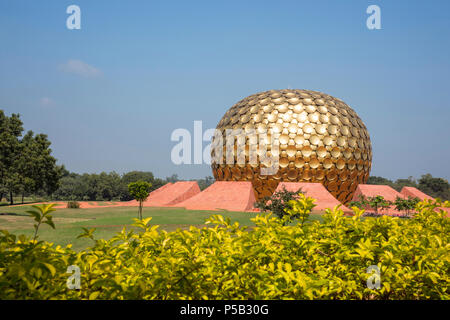 Il Matrimandir, situato nel centro della città, Auroville, Pondicherry, Tamil Nadu, India Foto Stock