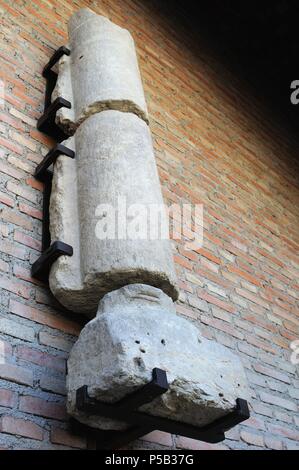 Colonna di albero del Lodge . Rinascimento ( Plateresque ) ' armi corte - ARCIVESCOVI PALACE ' appartenente all'antiquarium - parete di ALCALA DE HENARES ( 13° ). Comunità di Madrid .SPAGNA. Foto Stock