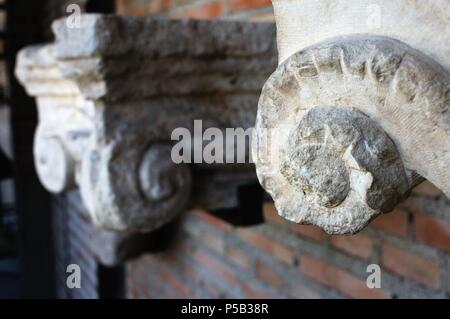 Capitello ionico del Lodge . Rinascimento ( Plateresque ) ' armi corte - ARCIVESCOVI PALACE ' appartenente all'antiquarium - parete di ALCALA DE HENARES ( 13° ). Comunità di Madrid .SPAGNA. Foto Stock