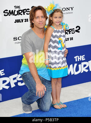 Larry Birkhead, Dannielynn Marshall 0 a I Puffi 2 Premiere al Westwood Village Theatre di Los Angeles.Larry Birkhead, Dannielynn Marshall 017- ------------- Red Carpet Event, verticale, STATI UNITI D'AMERICA, industria cinematografica, celebrità, fotografia, Bestof, arte cultura e intrattenimento, Topix celebrità moda / Verticale, meglio di, evento nella vita di Hollywood - California, moquette rossa e dietro le quinte, USA, industria cinematografica, celebrità, movie celebrità, personaggi televisivi, musica celebrità, fotografia, Bestof, arte cultura e intrattenimento, Topix, verticale, famiglia da dall'anno , 2013, inchiesta tsun Foto Stock