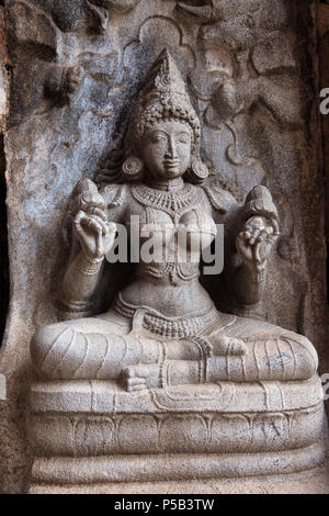 Gajalakshmi, nicchia meridionale del santuario centrale, il tempio di Brihadisvara, Gangaikondacholapuram, Tamil Nadu Foto Stock