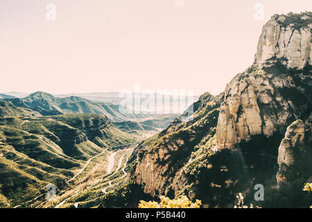 Paesaggio con vista dalla montagna di Montserrat a Barcellona Foto Stock