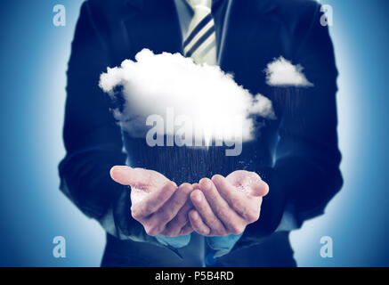 Business e concetto sostenibile.imprenditore tenendo una nuvola di pioggia Foto Stock