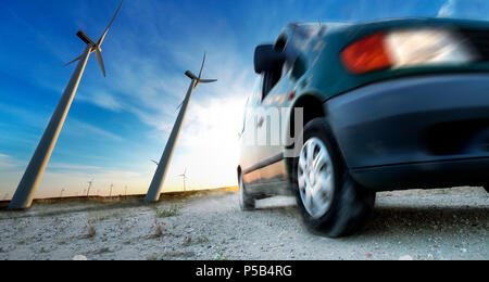 Mulini a vento e pneumatico auto dettaglio.di elettricità e di ecologia Foto Stock