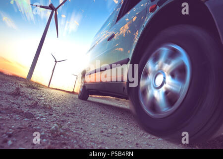 Mulini a vento e pneumatico auto dettaglio.di elettricità e di ecologia Foto Stock