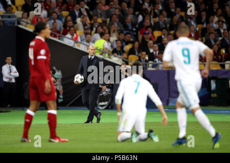 Real Madrid manager Zinedine Zidane (centro) Foto Stock