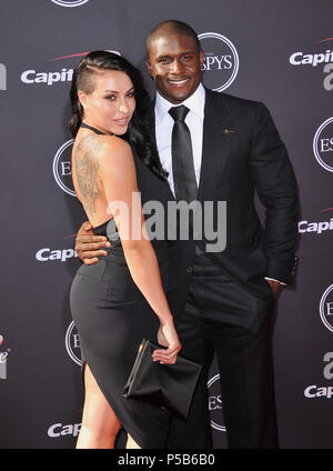 Reggie Bush, DISPOSITIVO HIRON JARAC JUPITER BASSA LILIT Avagyan al ESPY 2013 Awards presso il Nokia Theatre di Los Angeles.Reggie Bush, DISPOSITIVO HIRON JARAC JUPITER BASSA LILIT Avagyan 037 ------------- Red Carpet Event, verticale, STATI UNITI D'AMERICA, industria cinematografica, celebrità, fotografia, Bestof, arte cultura e intrattenimento, Topix celebrità moda / Verticale, meglio di, evento nella vita di Hollywood - California, moquette rossa e dietro le quinte, USA, industria cinematografica, celebrità, movie celebrità, personaggi televisivi, musica celebrità, fotografia, Bestof, arte cultura e intrattenimento, Topix, verticale, famiglia da dall'anno , 2013, inchiesta tsuni@Gamma-USA.com marito e moglie Foto Stock