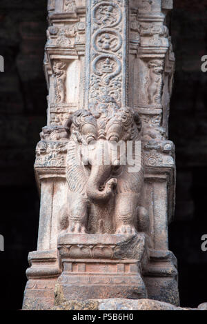 Yali pilastro. Parte lion e parte elefante. Tempio Airavatesvara, Sito Patrimonio Mondiale dell'UNESCO, Darasuram, Tamil Nadu, India Foto Stock