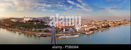 Panorama di Bratislava in un giorno in Slovacchia Foto Stock