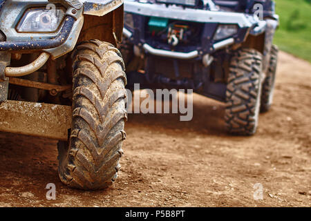 I QUADRICICLI o quadbikes in Montagna estate Foto Stock