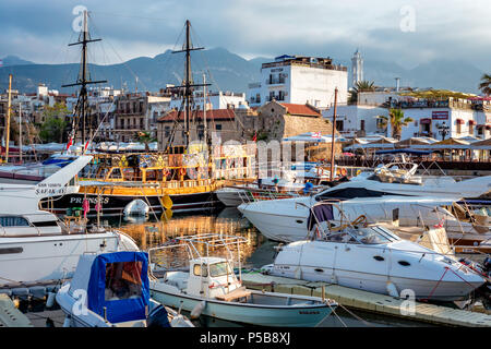 KYRENIA, Cipro - 05 Maggio 2017: barche, yacht e barche a vela nel porto di Kyrenia. Foto Stock