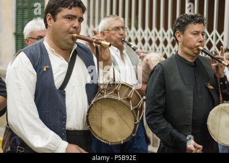 Musicos con traje tradicional, fiestas de la Beata, vinculadas con la beatificación de Sor Caterina Tomàs. Santa Margalida. Mallorca. Islas Baleares. España. Foto Stock