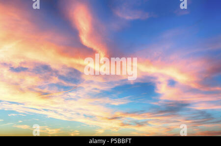 Rosso - blu cielo al tramonto Foto Stock