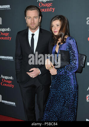 Ewan Mcgregor , moglie Eva Mavrakis in agosto- Osage County Premiere al Regal Theatre di Los Angeles.Ewan Mcgregor , moglie Eva Mavrakis 070 ------------- Red Carpet Event, verticale, STATI UNITI D'AMERICA, industria cinematografica, celebrità, fotografia, Bestof, arte cultura e intrattenimento, Topix celebrità moda / Verticale, meglio di, evento nella vita di Hollywood - California, moquette rossa e dietro le quinte, USA, industria cinematografica, celebrità, movie celebrità, personaggi televisivi, musica celebrità, fotografia, Bestof, arte cultura e intrattenimento, Topix, verticale, famiglia da dall'anno , 2013, inchiesta tsuni@Gamm Foto Stock