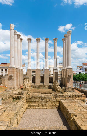 Tempio romano a Cordoba, in vista delle colonne ricostruito situato sopra lo scavo di un antico tempio romano nel centro di Cordova, Andalusia. Foto Stock