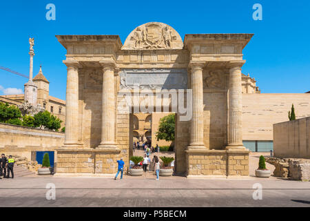 Arco del Triunfo Cordoba, vista sull'Arco del Triunfo all'ingresso della storica città vecchia di Cordova, Andalusia, Spagna. Foto Stock