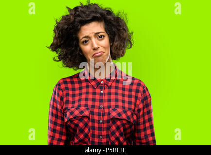 Bella donna araba con la triste e sconvolto l'espressione, infelice Foto Stock