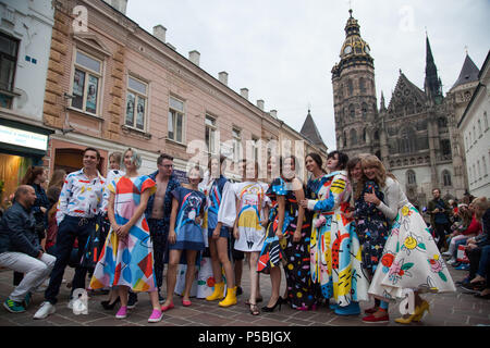 Sfilata di moda nel centro storico della città di Kosice come una parte del film festival Art Film Fest. In background St Elisabeth cattedrale Foto Stock