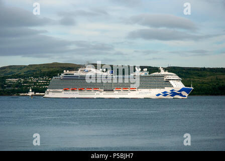 Linee M.T. Royal Princess passando il faro Cloch, Fiume Clyde Gourock Regno Unito Scozia dritta vista laterale del 2013 bianco Italia Italiano costruito Bermudian bandiera Foto Stock