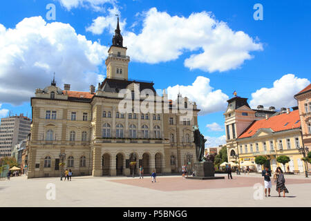 Piazza principale di Novi Sad con un monumentale municipio Foto Stock